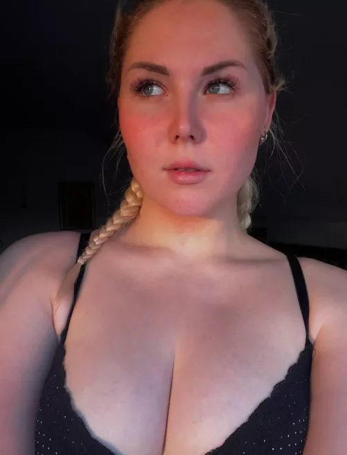 Sexy enough to get your attention
 by -skyz_gazer-