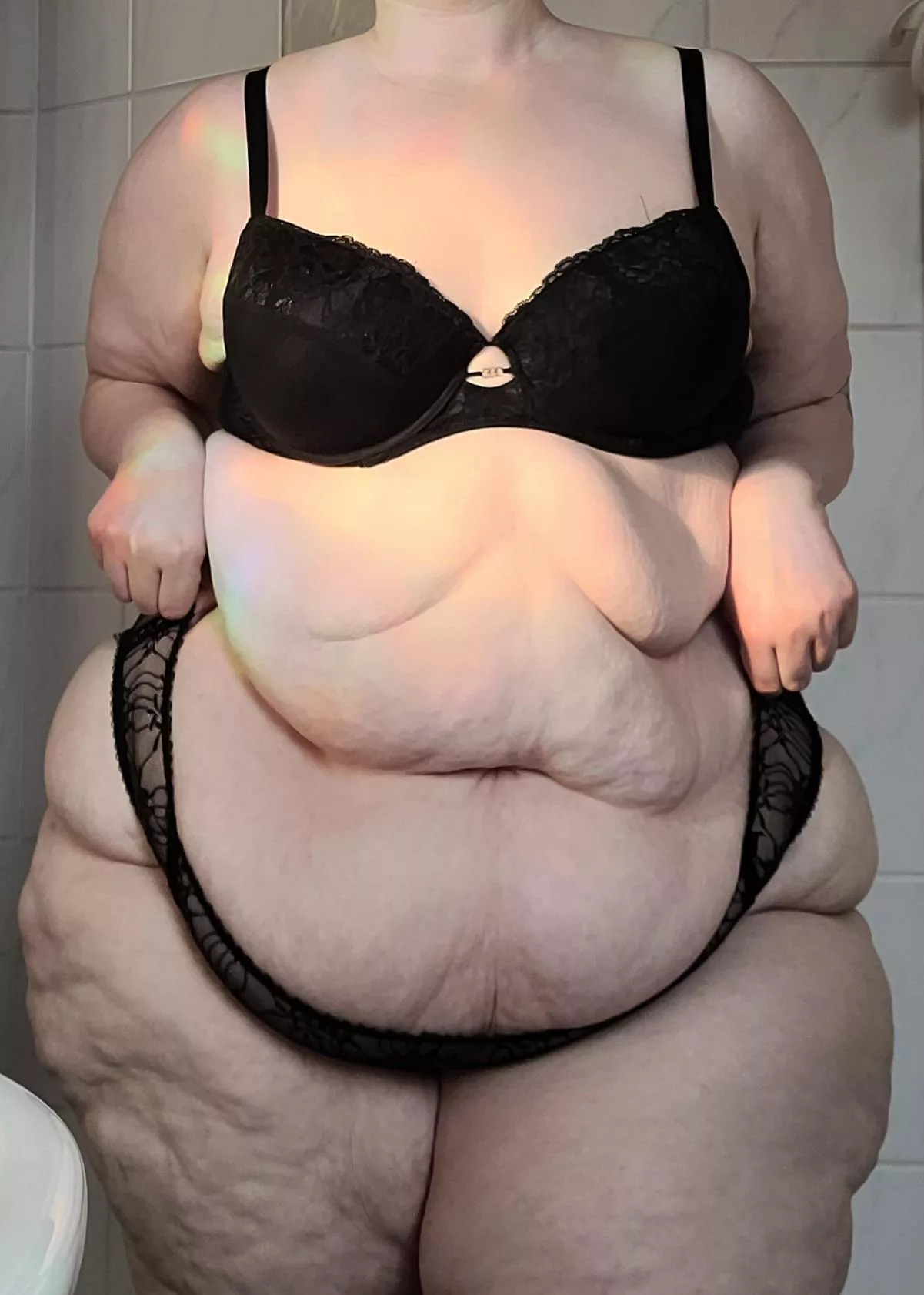 Sick at home all day but I had to take advantage of the light 🙈 posted by entertainmentpiggy