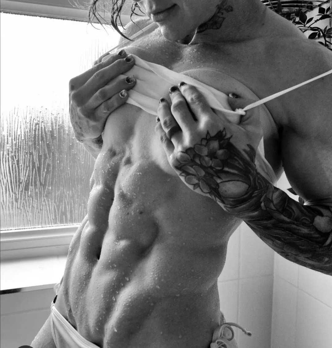 Do you like Bois with abs  posted by Leekeyrouz