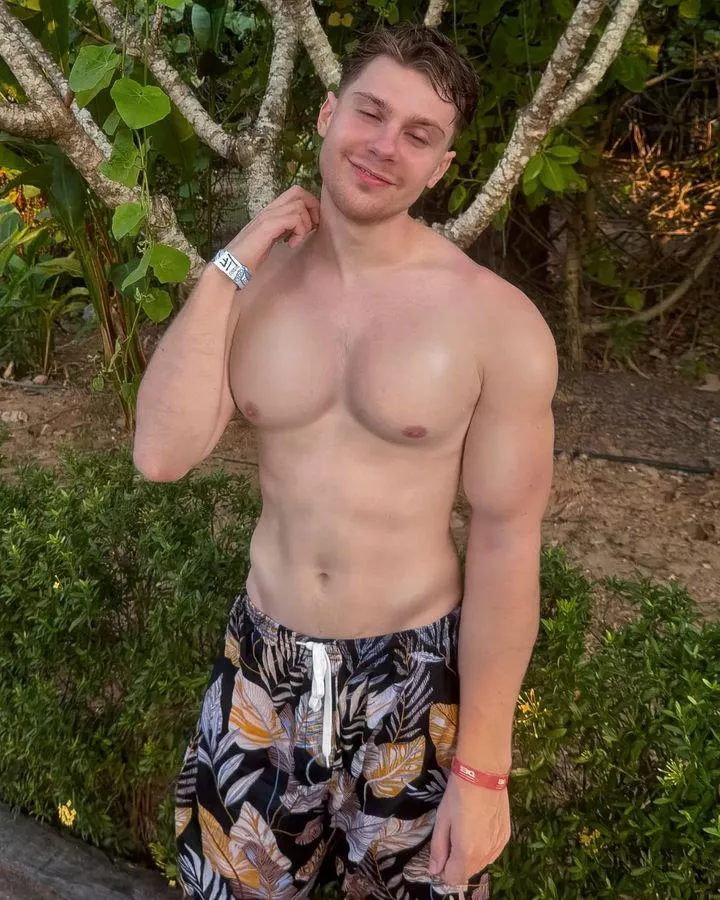 I'm shy posted by leo_camileo