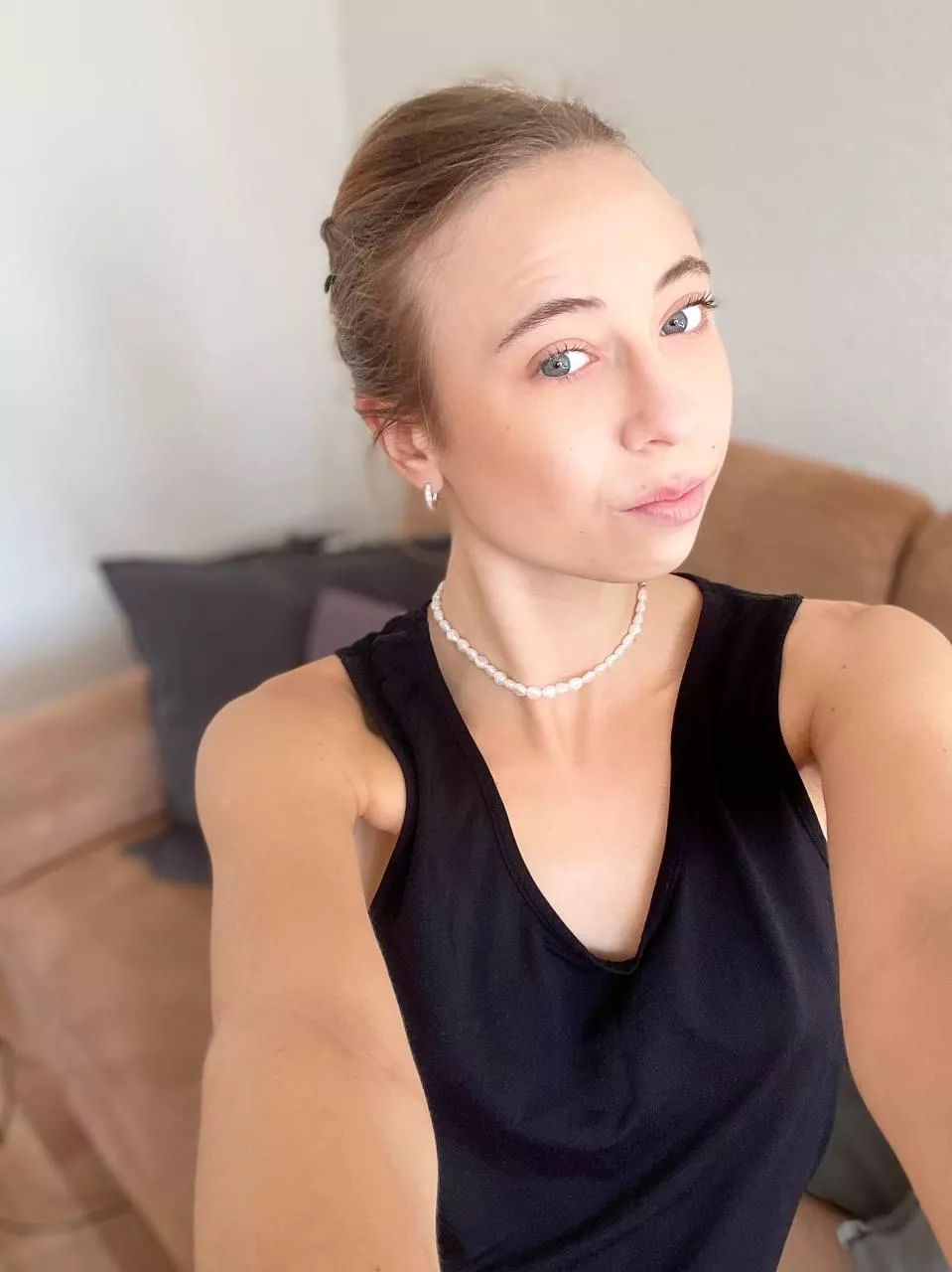 Is my dress tight enough for our date? F18 posted by simoncolin24