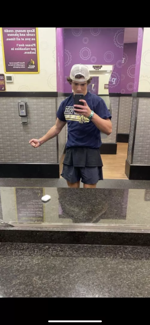 straight dude, lwk curious looking to compare w/ other fit  young guys lol [21] by Low-Track-4351