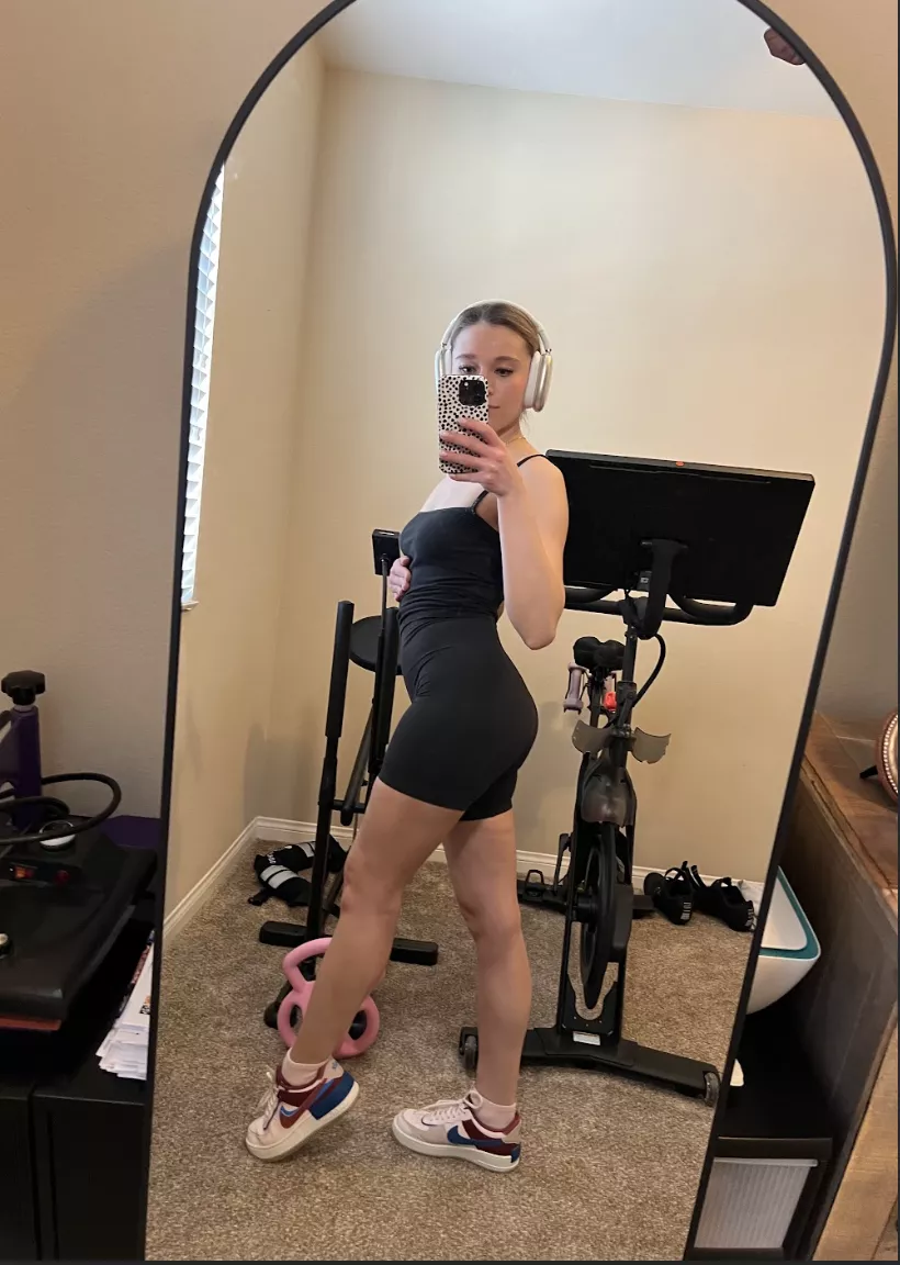 we should workout together! (f)  posted by Itsmetate