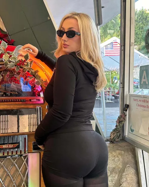 A great day to flaunt my thick thighs by rubythestallion