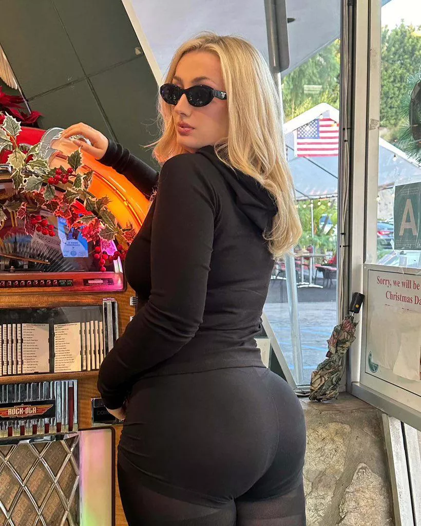 A great day to flaunt my thick thighs posted by rubythestallion