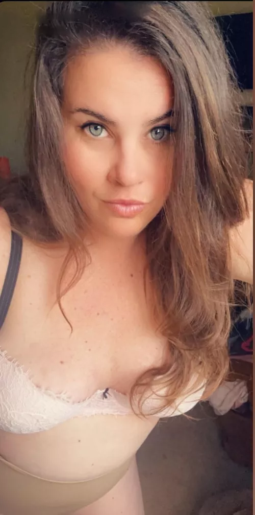 Big tits and a round ass….curvy milfs just fuck better.  by theSubmissiveToes