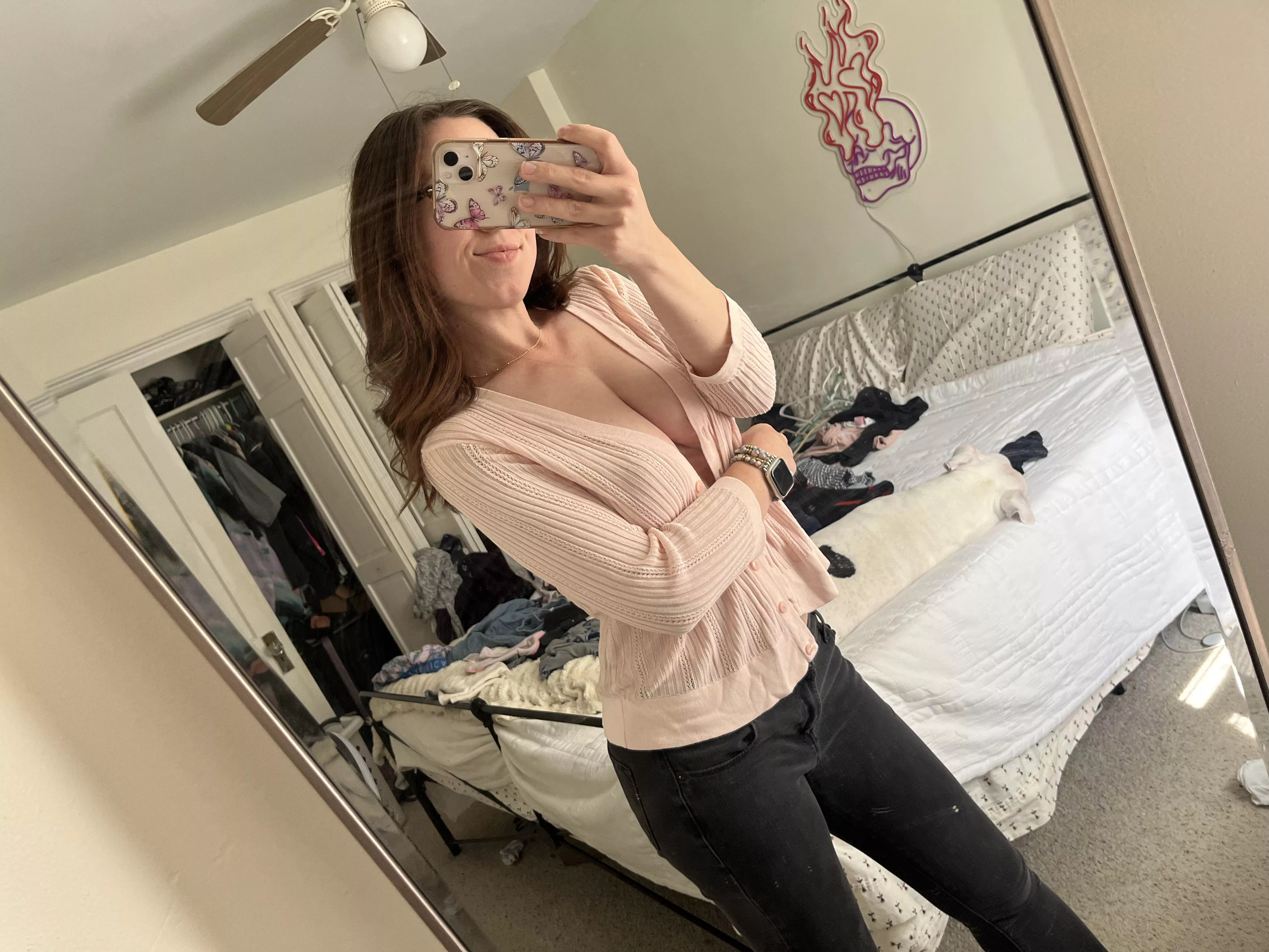 Is it just me or does brunette hair look so nice with the color pink 🥰 posted by emmablack18