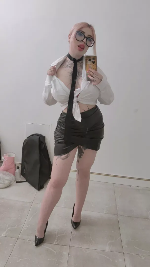 Is this outfit appropriate enough for a meeting with the head teacher? by Firm-Air-1444