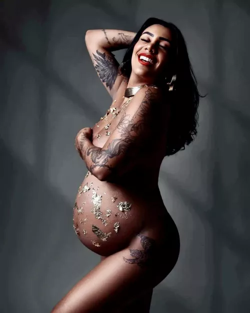 Pregnancy glow ✨ by ConsiderationOdd9871