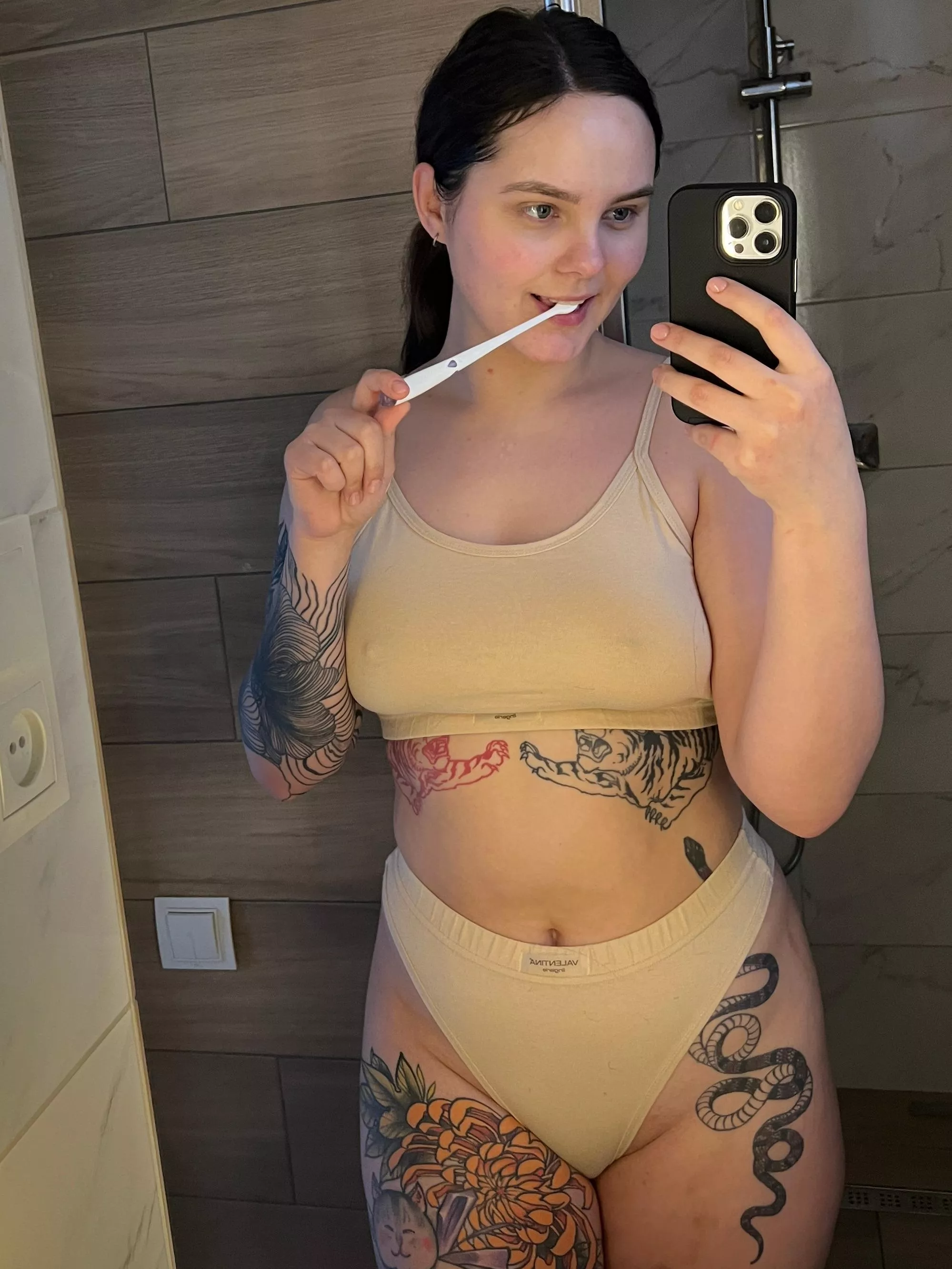 Rear view selfie posted by Fenerickenyo