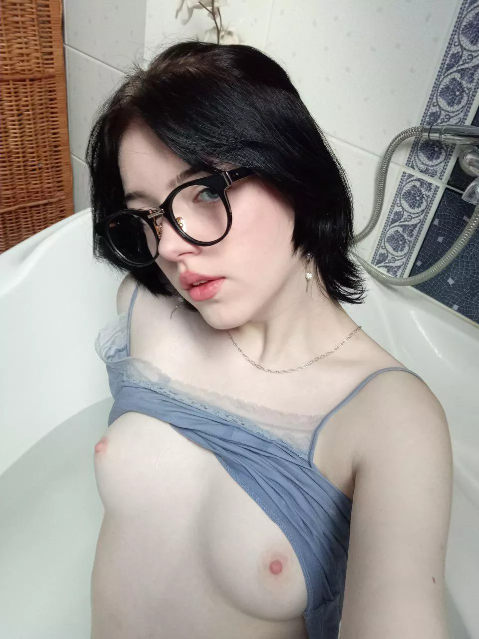 wanna fuck in the hot shower?💗19F posted by sienna_cuttie