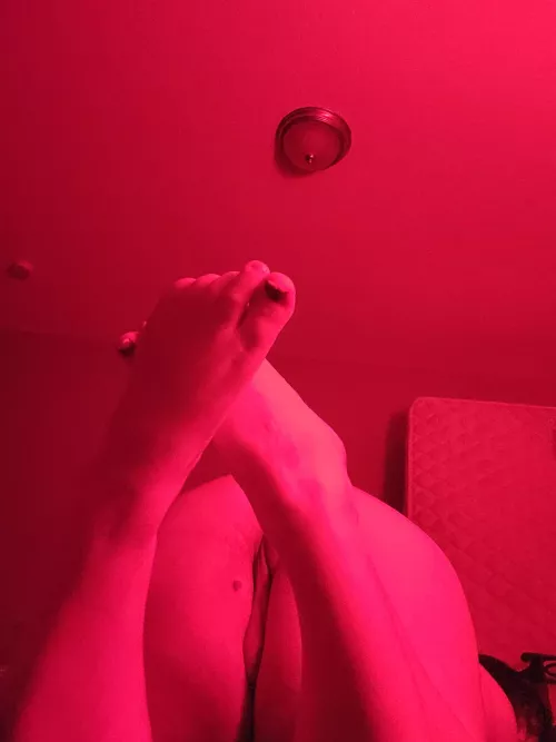 Anyone need a foot job? Cuz I need cum on my ass by doingit_froggiestyle