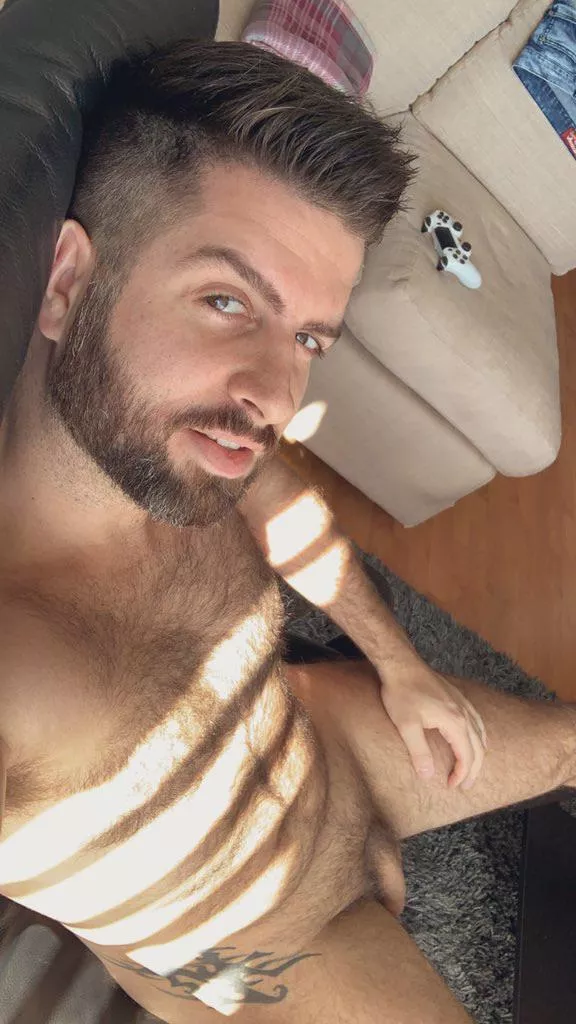 Best outfit to play games… 🎮 posted by RafaGFP