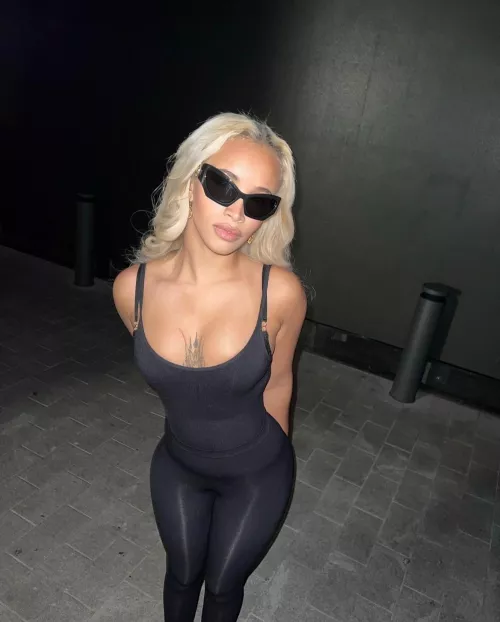 Classy lady in black by blackangel_xxx