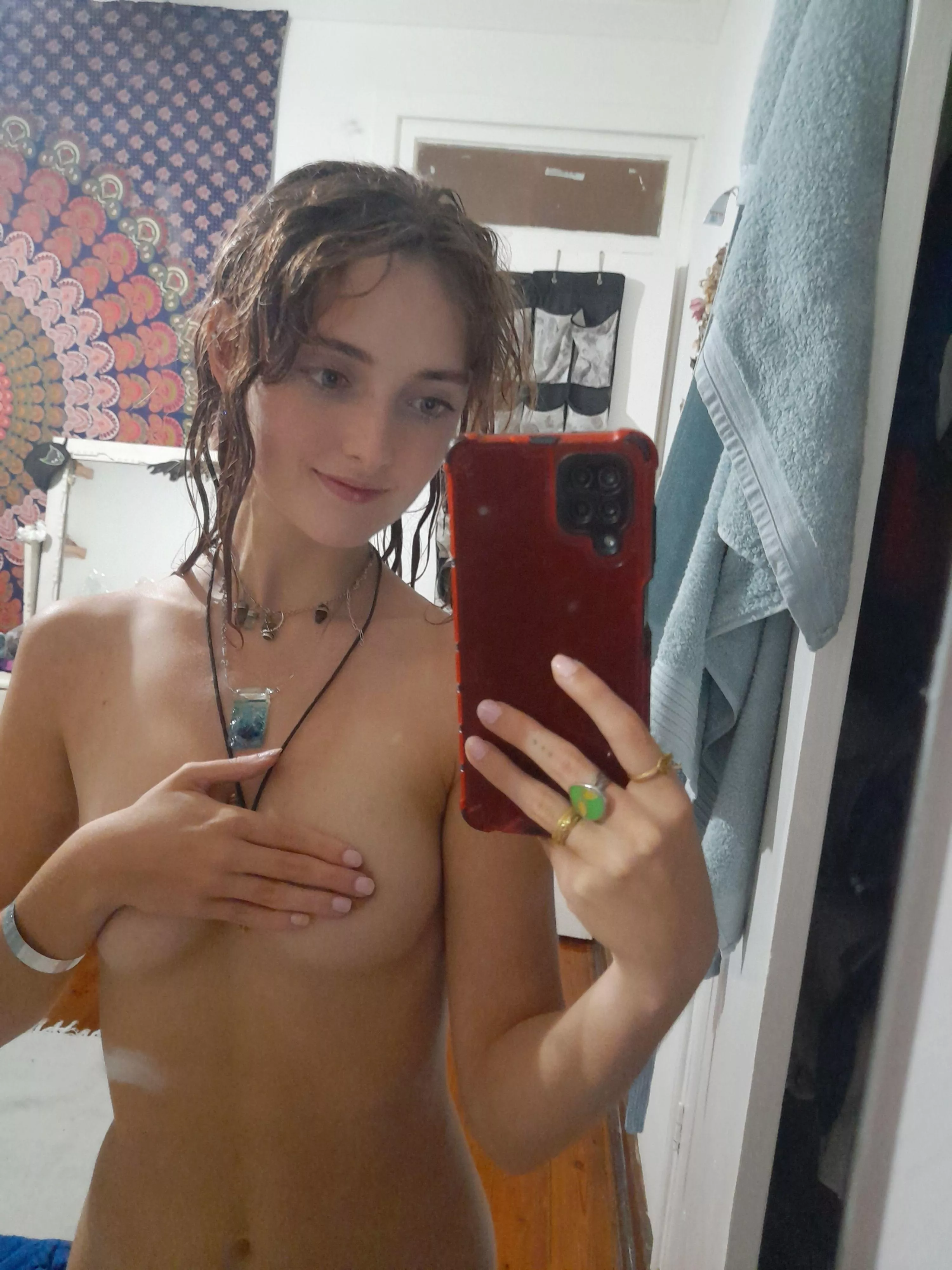 Hand as a makeshift bra, why not? [F18] posted by MorboTheBelligerent