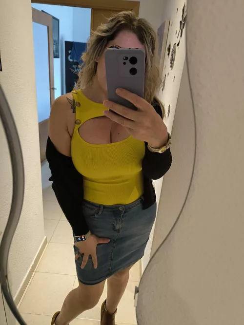 Happy yellow friday (f) by missjonner74