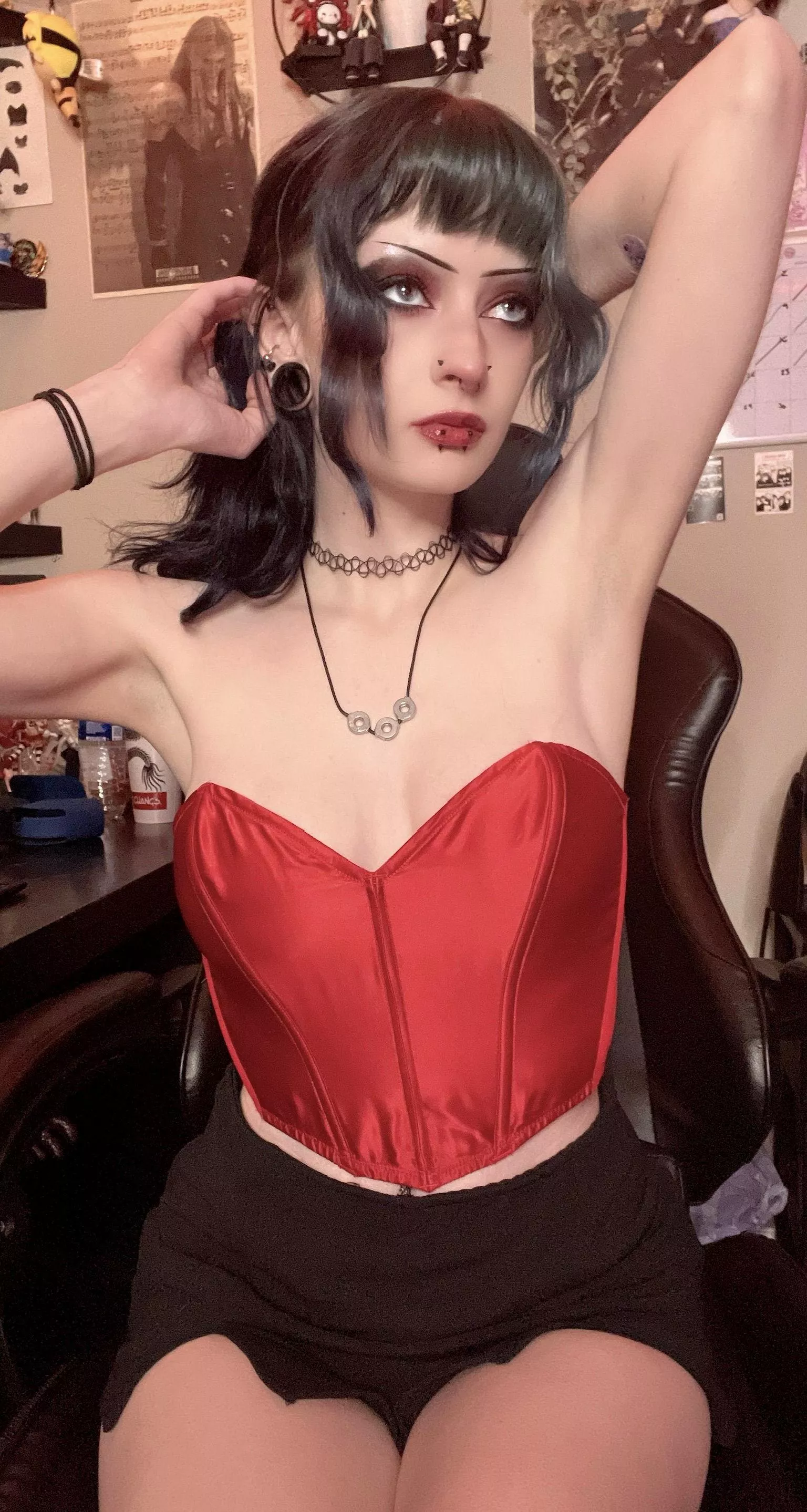 how do we feel about corsets [f] posted by bullet_girl