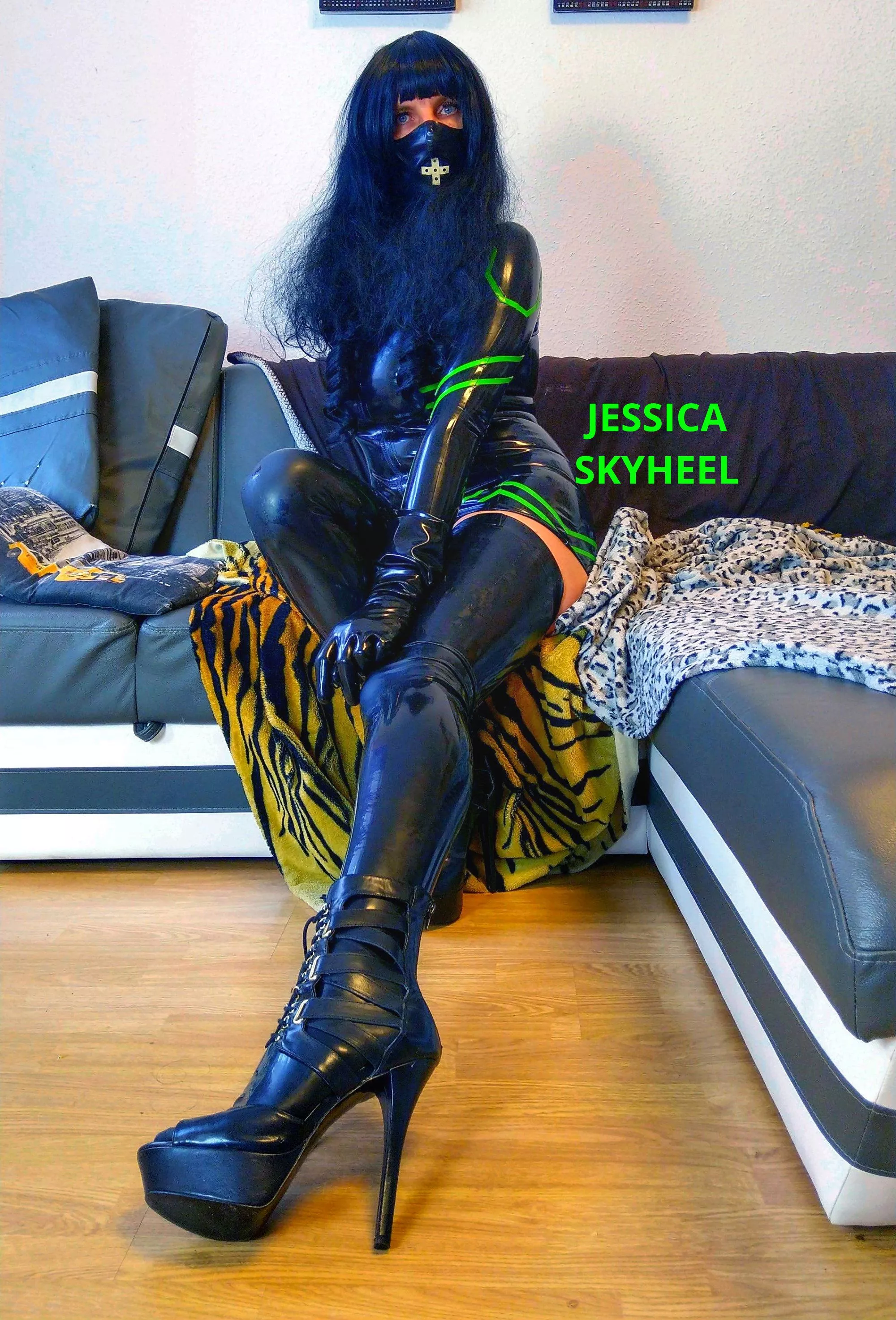 Lick my heels posted by jessicaskyheel