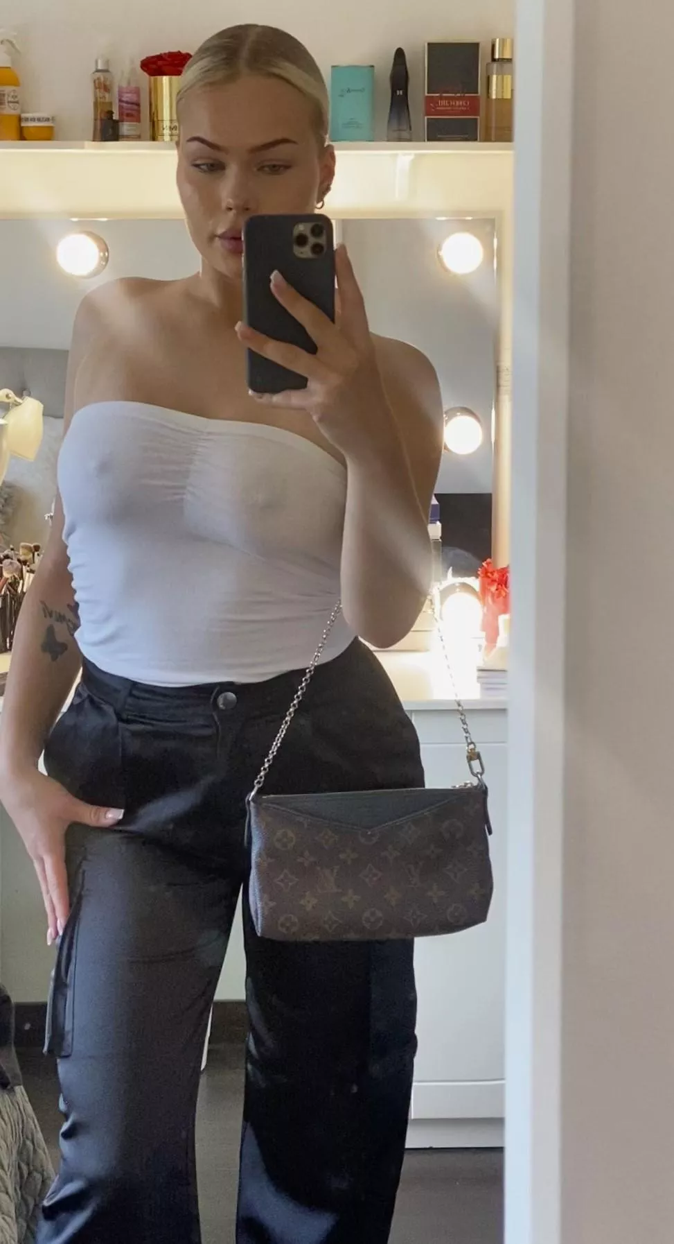 No bra for school drop off this morning posted by melicherry