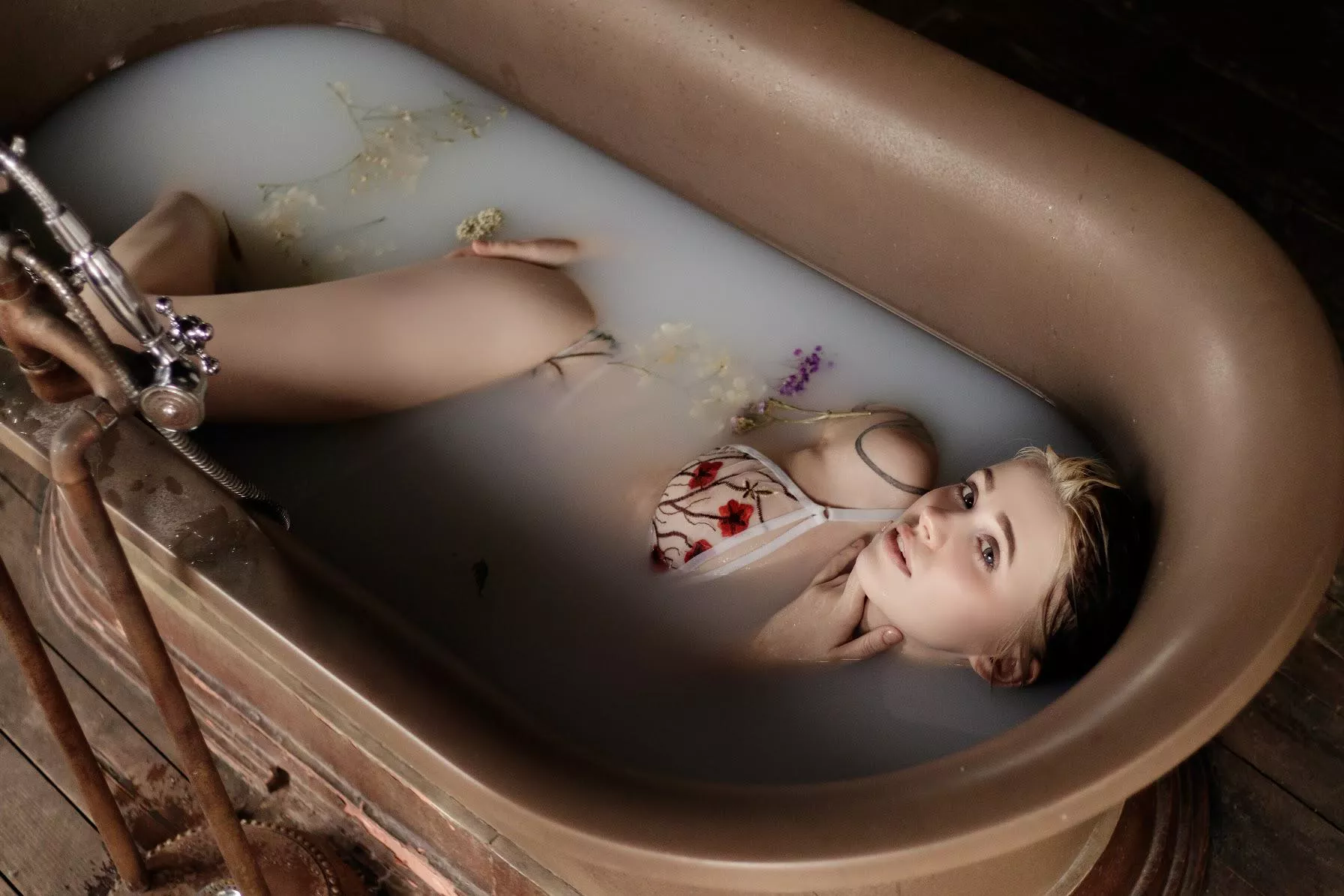 Would you come to tub with me? posted by SexyHottieGlowing