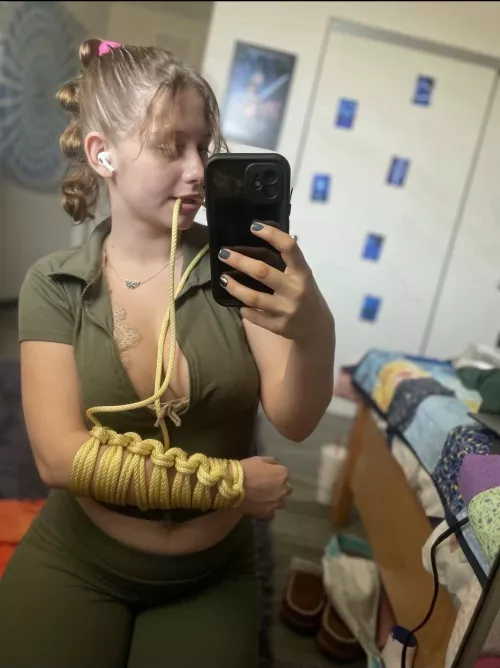 A gauntlet self tie 😊 . by Soggy-Sundae3371