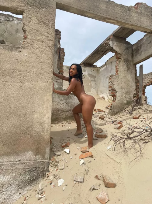 an abandoned hotel 🫣 by rbsvergara84