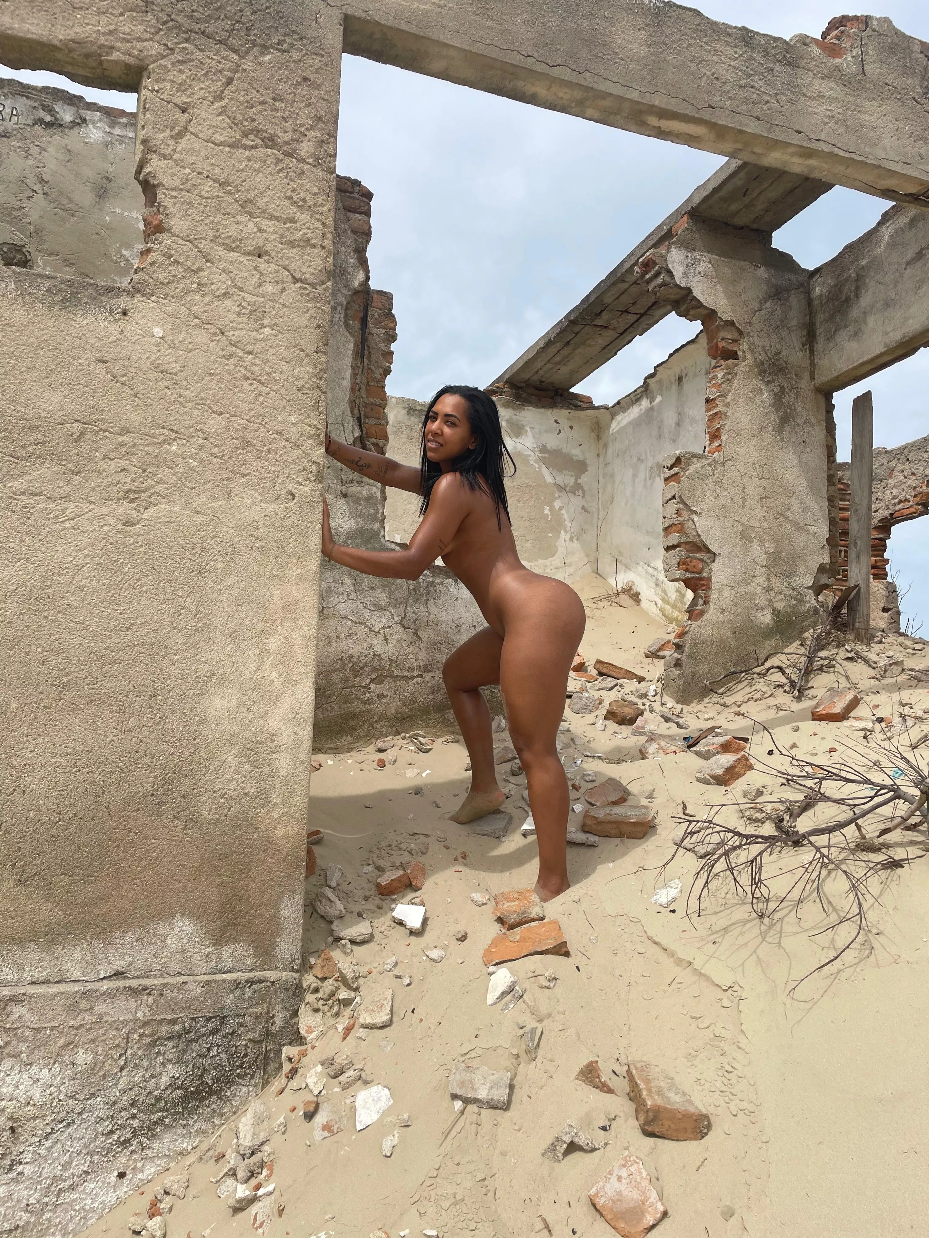 an abandoned hotel 🫣 posted by rbsvergara84