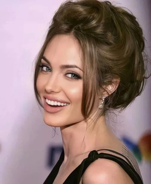 Angelina Jolie by Snoo_24362