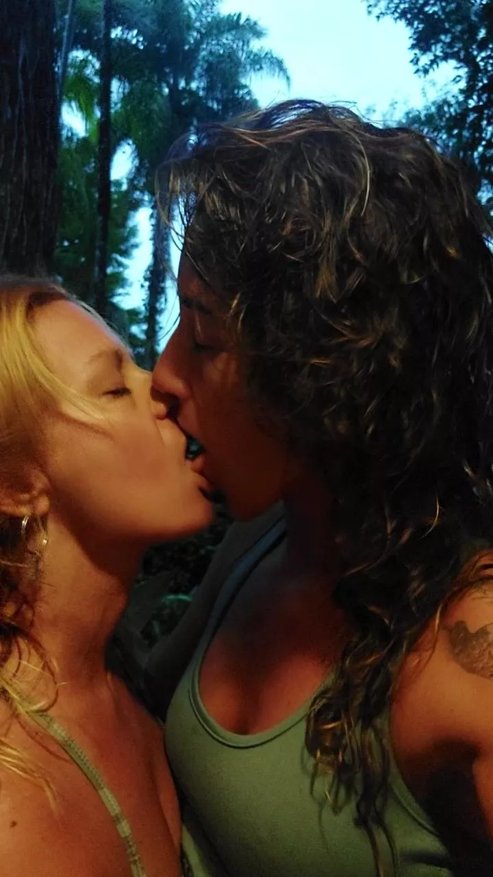 Are you into GG kisses?  posted by Zamirakinkyvip