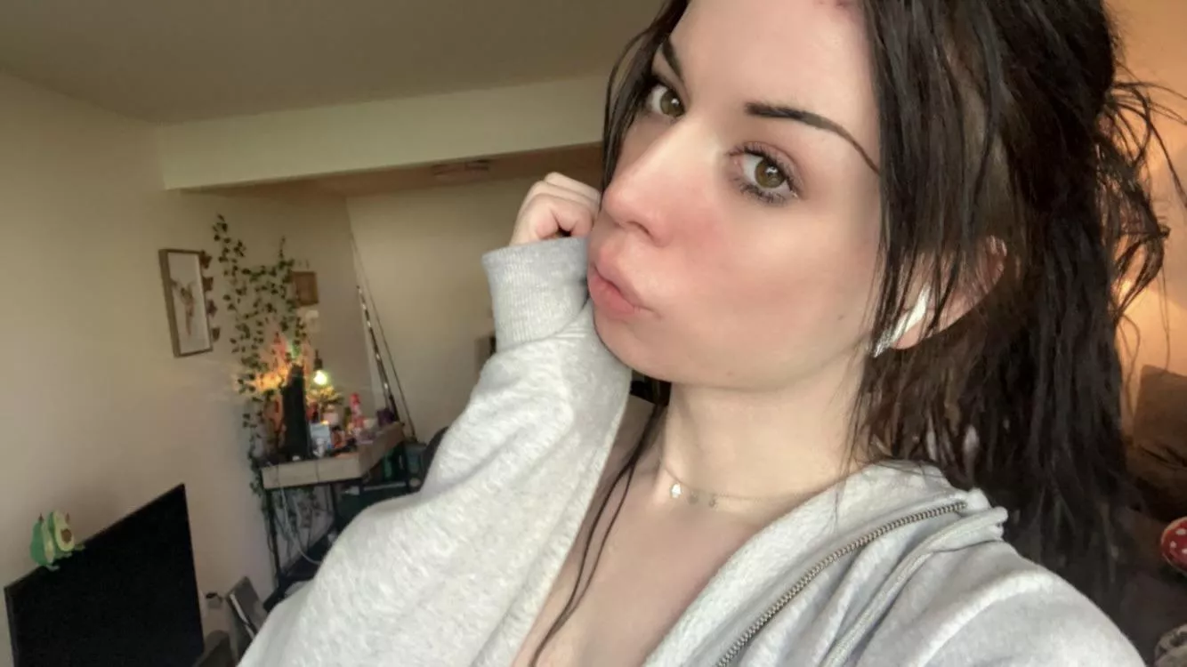 do you think I’m pretty? 🥺 posted by alliemayne20