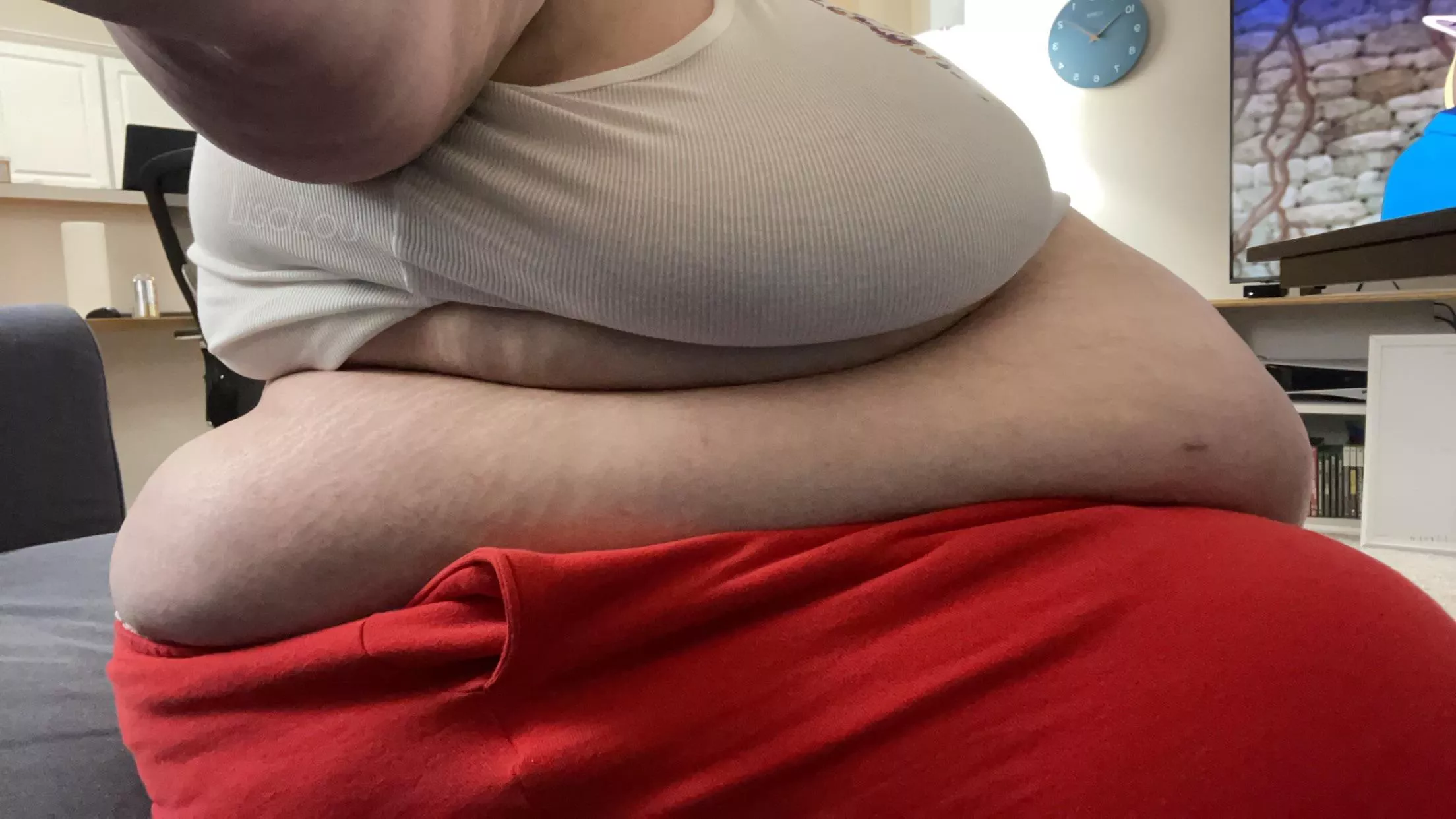I’m ~overflowing~ with fat 😍 posted by LisaLouSSBBW