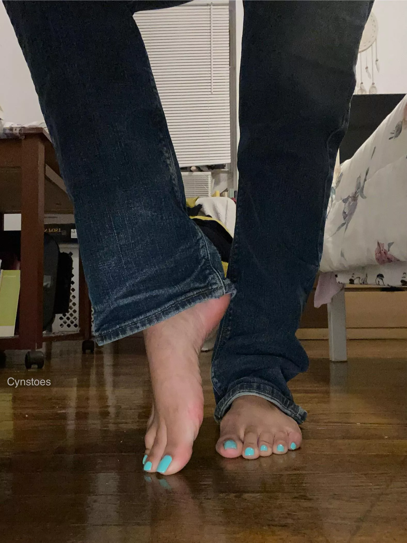 Just got home from a night out, can you massage my feet 🥹 posted by Cynstoes