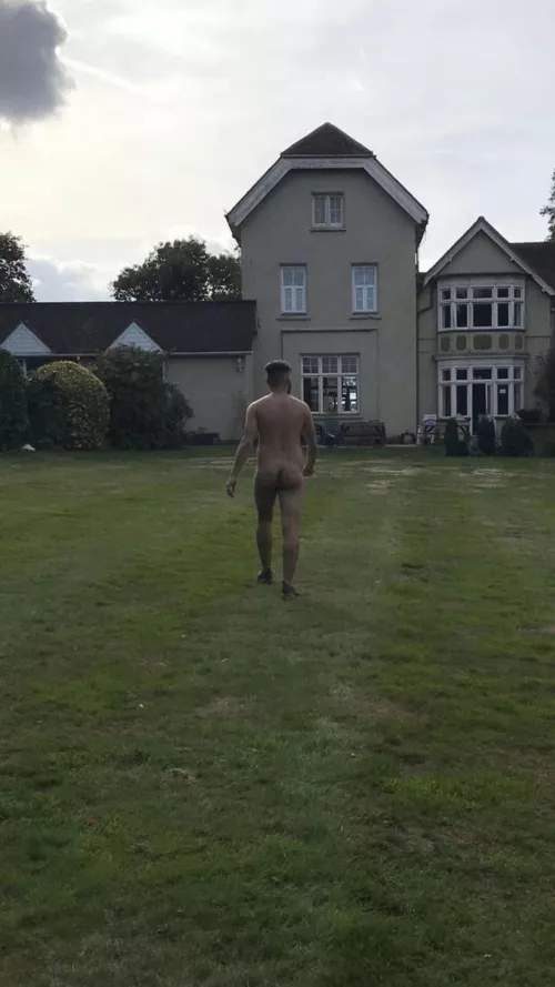 outside stroll in lovely resort by londoner000