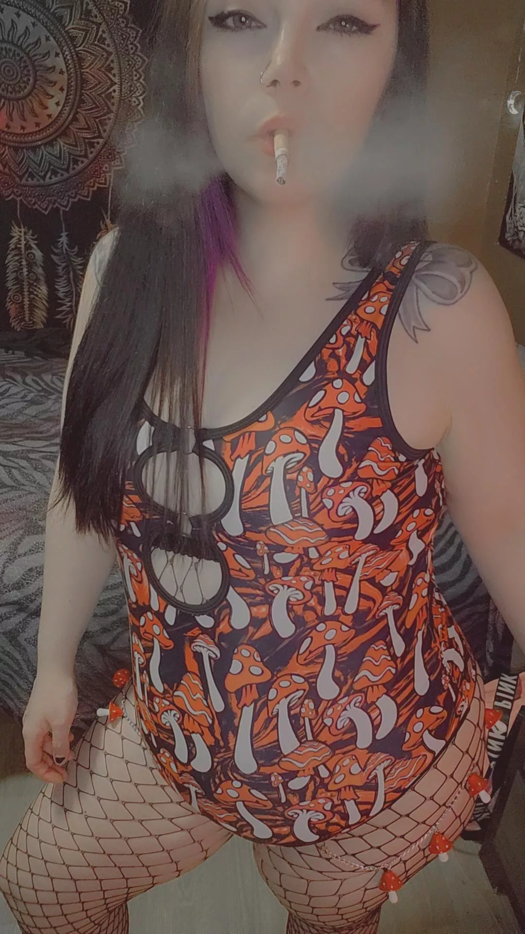 That last longgg drag of a ciggg 🖤🚬 posted by stonerchicforyou