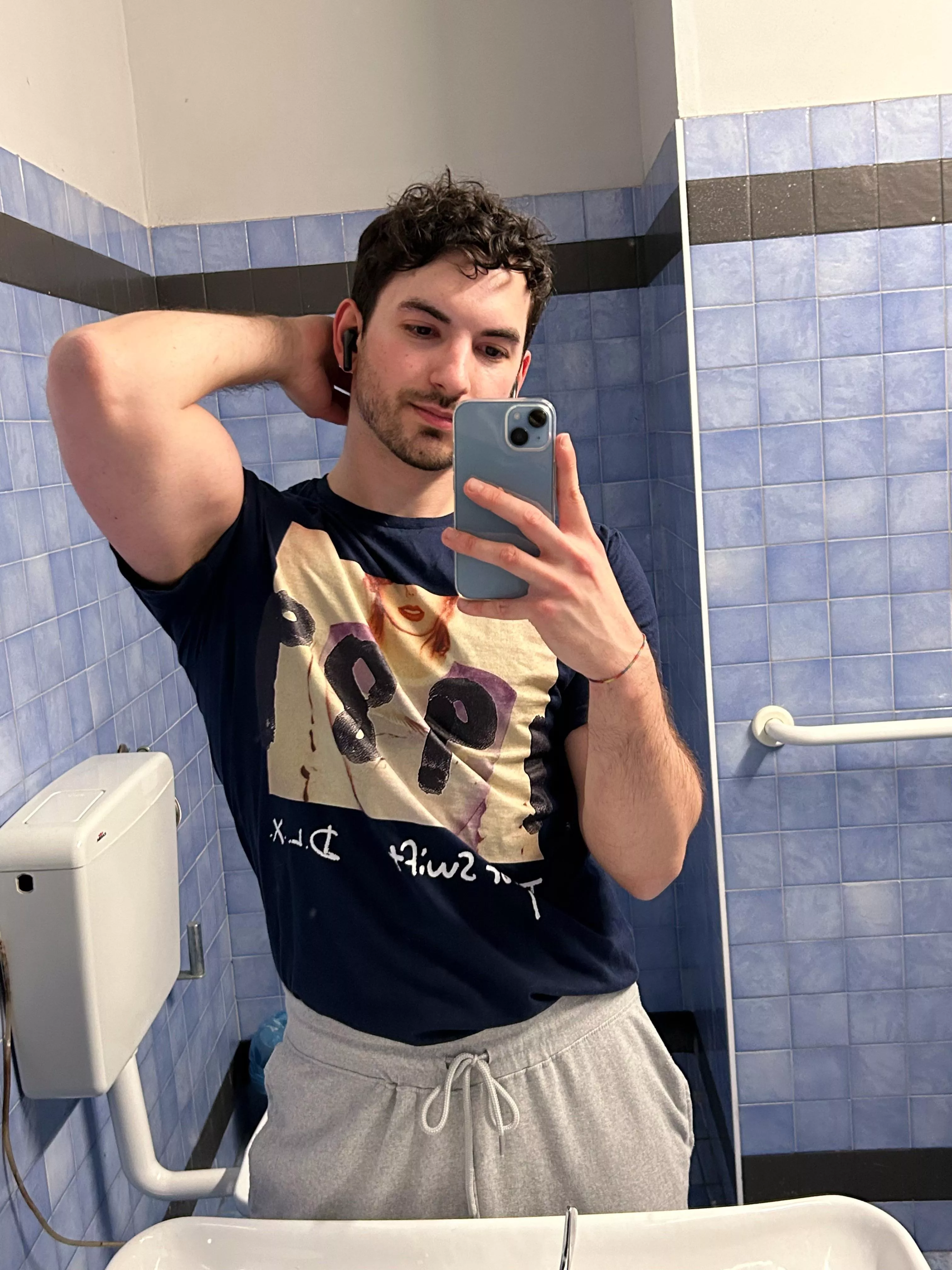 A sweaty swiftie posted by sleepyhunter8