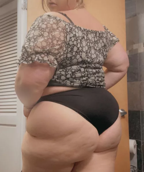 Booty and brains.. approach accordingly 💋 by mmunch333