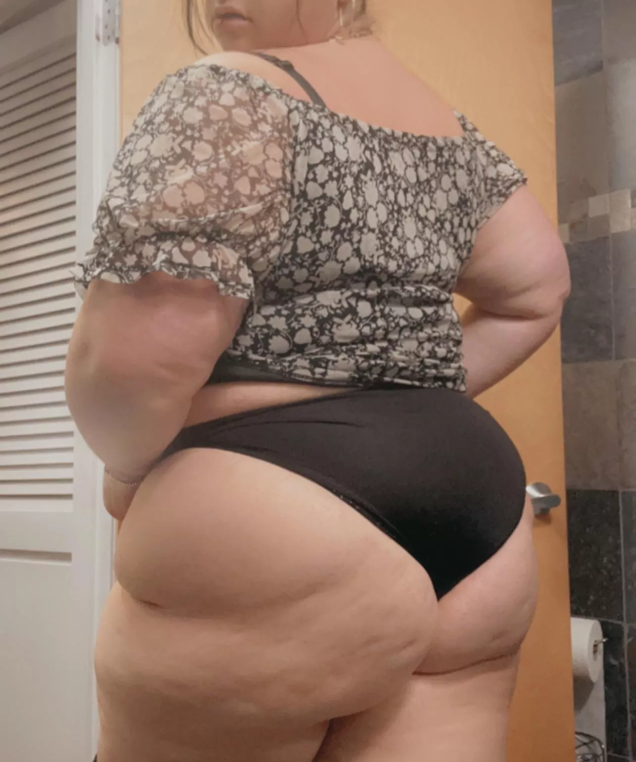 Booty and brains.. approach accordingly 💋 posted by mmunch333