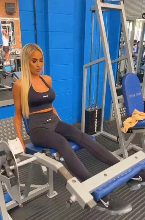 Flirty gym chick, will you approach. [F] by Giadmkj