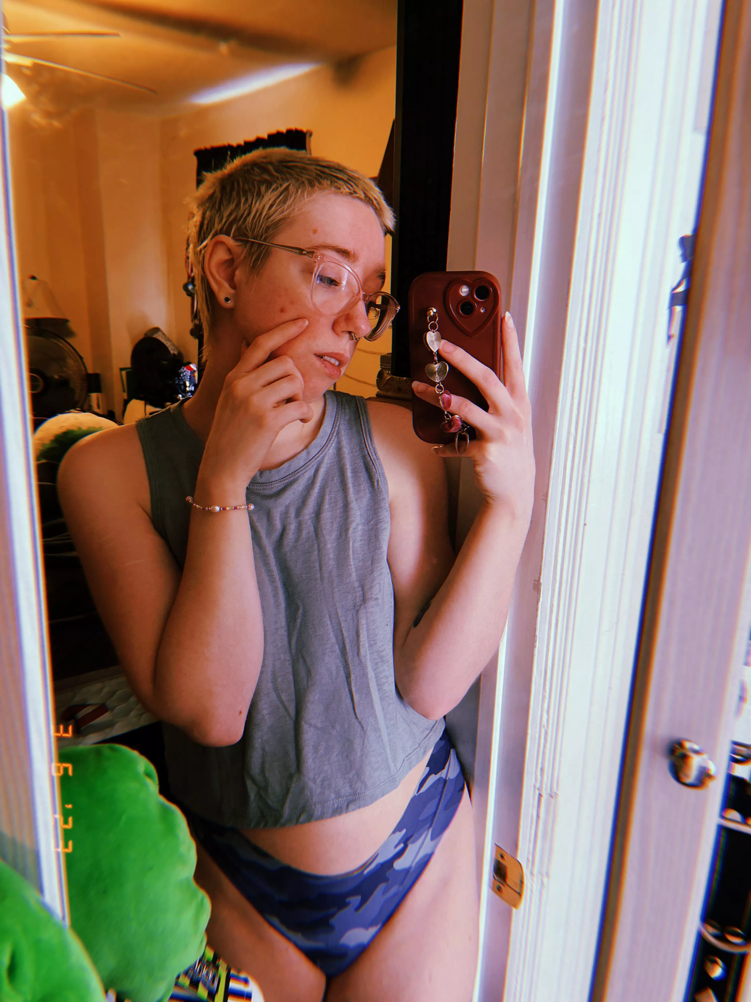 Looking at old pics n now I wanna cut my hair again 😭 posted by Belle_Wraith