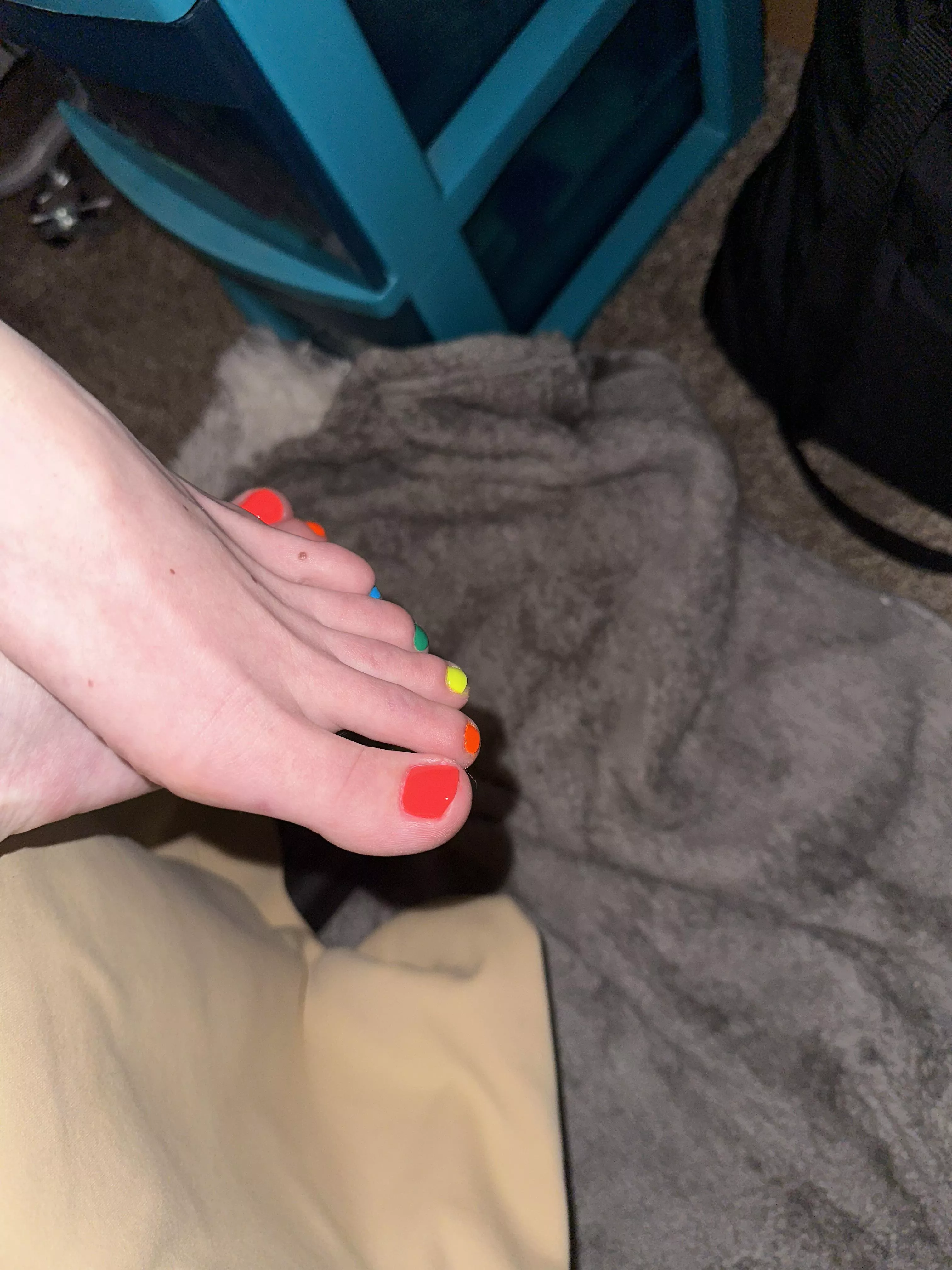 Rainbow toes ❤️🧡💛💚💙 posted by Cassie3335