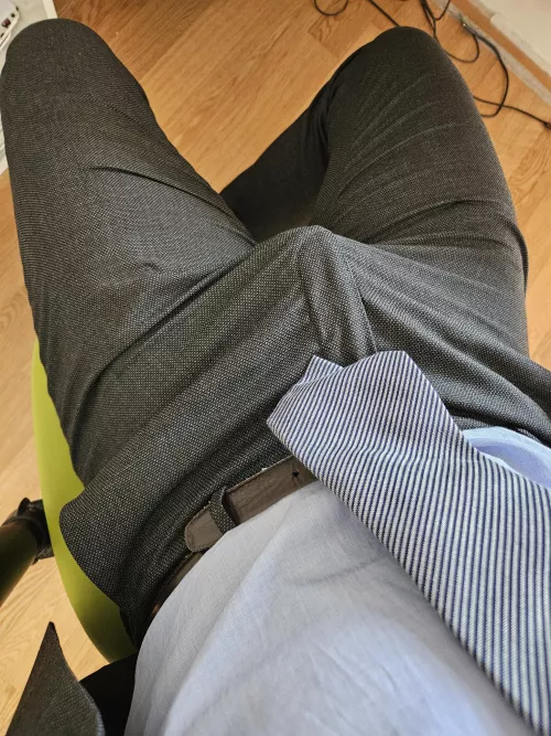 Ties always point to the cock by uporabnik1234