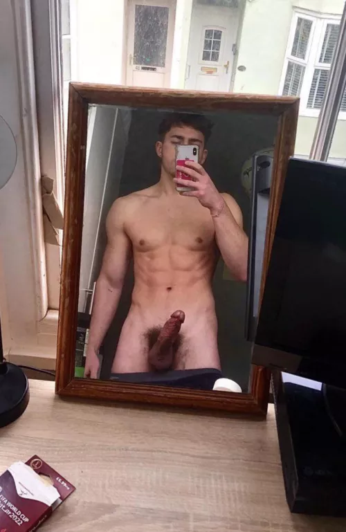 20m Deep voice irish accent, 8.5 inch cock and ripped abs. Looking for a smooth femboy with thigh highs, be around my age. SC is dylaa03 by OneKinkyFuck