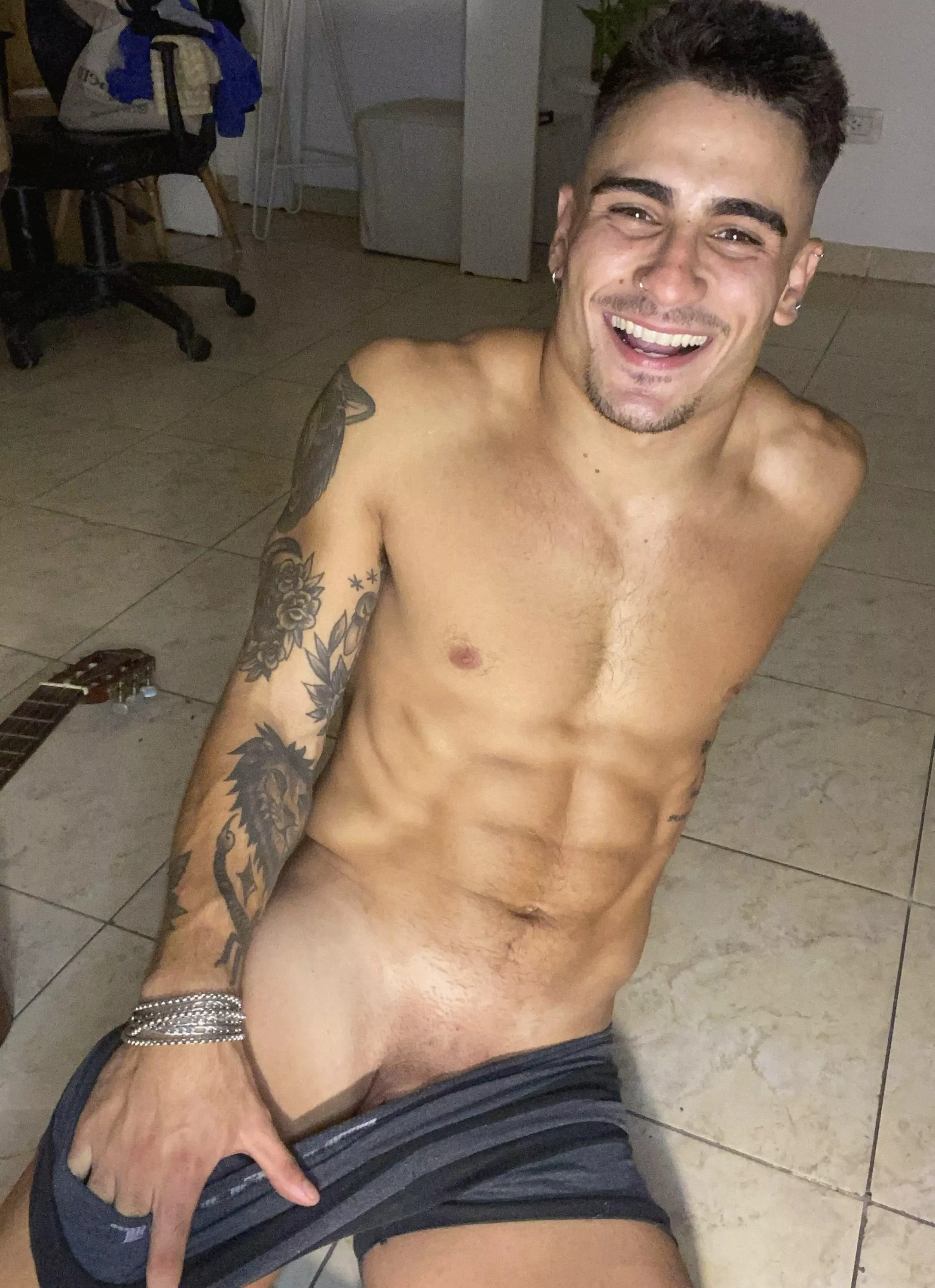 Are you suckin or sittin? posted by OliverKinggxoxo