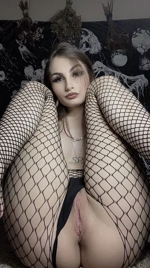 Goth milf at your service 🫡 by mothbonesx