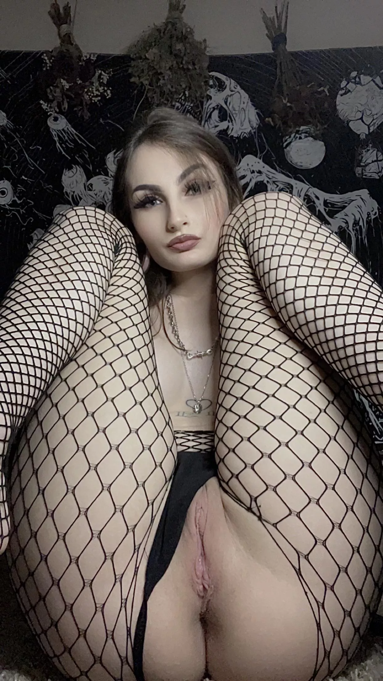 Goth milf at your service 🫡 posted by mothbonesx