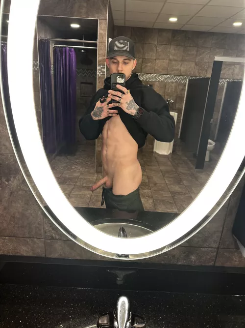 Just a little late night public gym pic ;o by Random_StoneMan