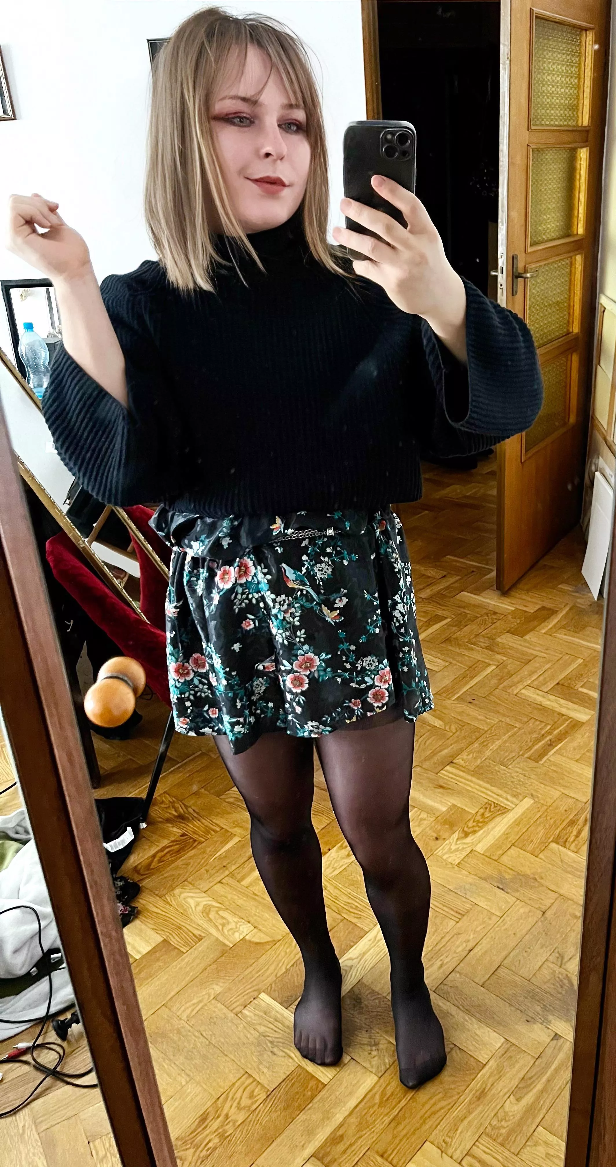 Something for leg lovers 🥰 posted by transcutieolivia