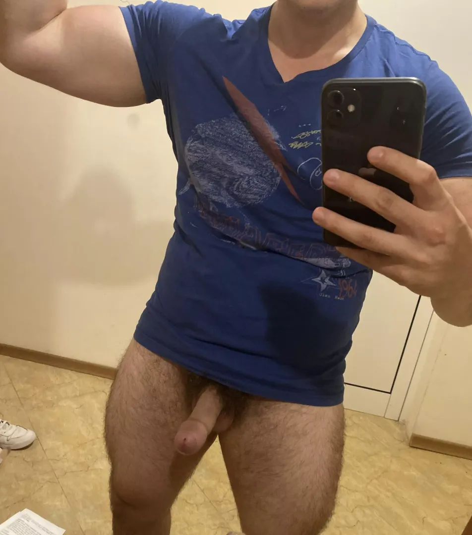Wanna wrestle 😏? [20] posted by Horny-Daddie
