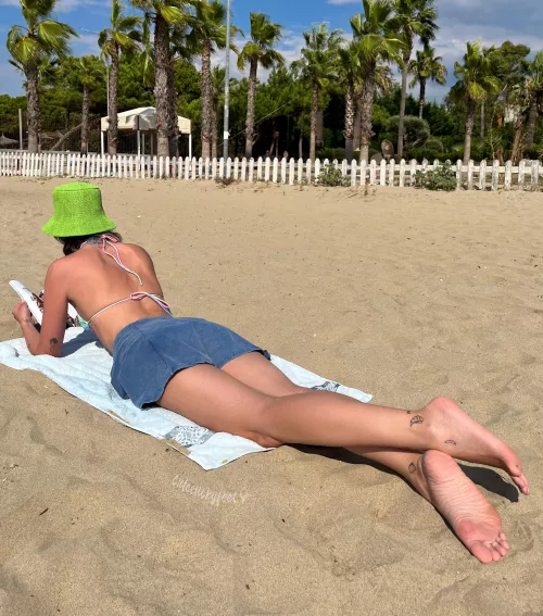 You see a cute girl, with cute feet at the beach, how will you react?🥰 by cutestickyfeet