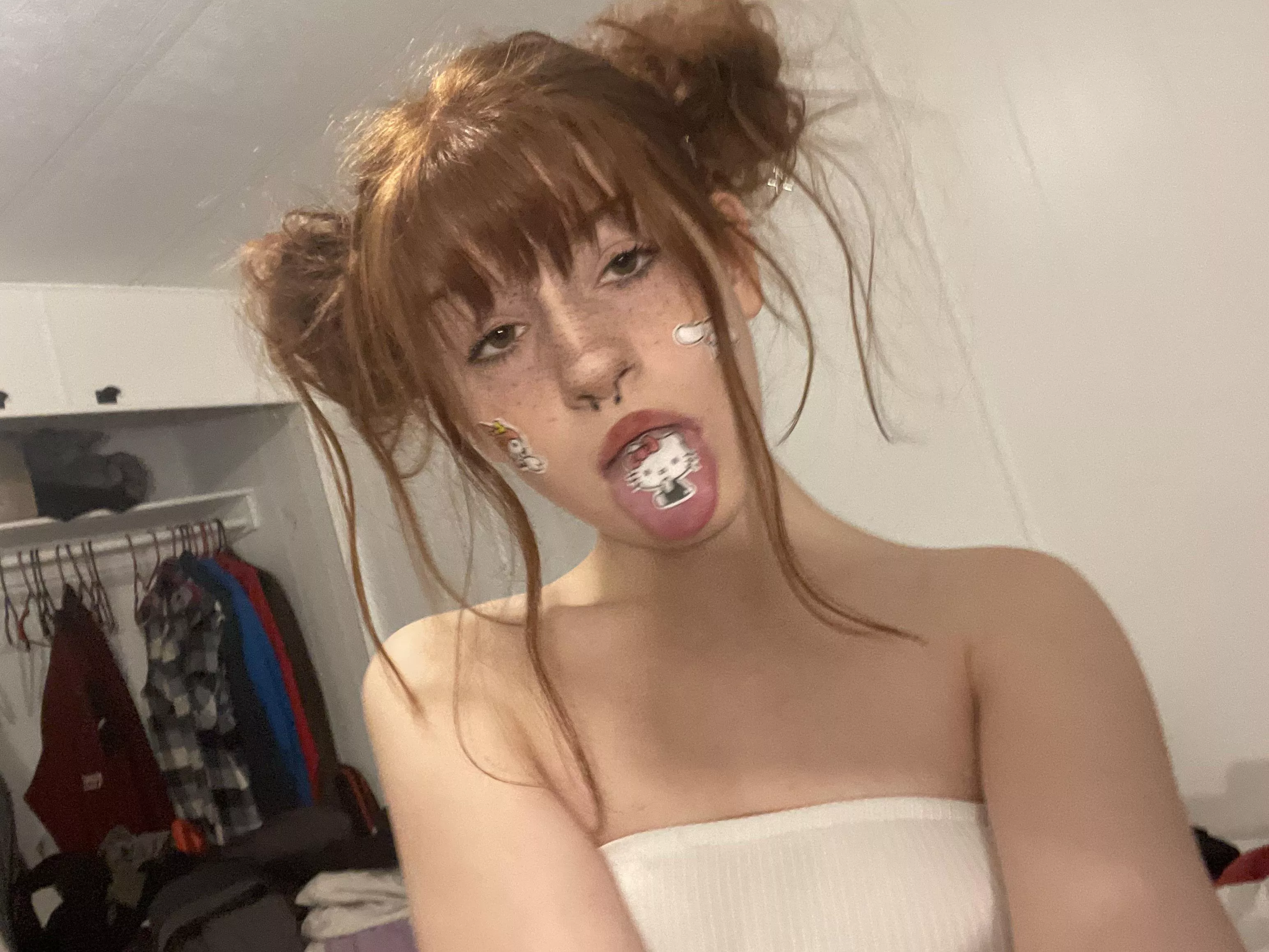 hello kitty says hi [IRTR] posted by CleverTits101